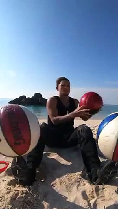 Il fait tourner 5 ballons de basket en équilibre sur lui en même temps !