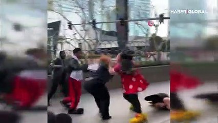 Minnie Mouse kavgaya girişti, güvenlik görevlisini dövdü