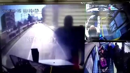 Karadeniz Sahil Yolu'ndaki heyelan belediye otobüsünün güvenlik kameralarına yansıdı