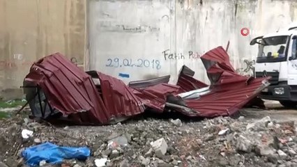 Kırıkhan’da şiddetli fırtına ev ve okul çatılarını yerinden söktü
