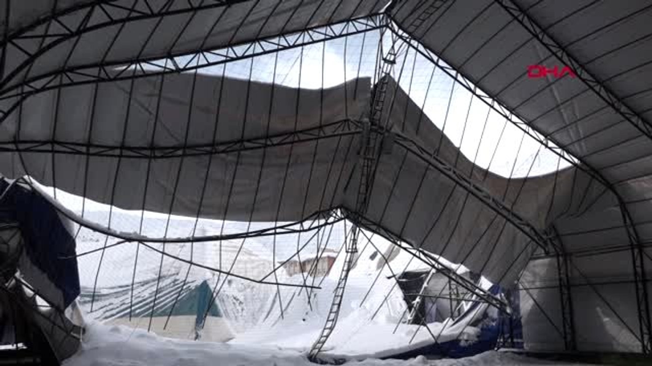Hakkari'de, halı sahanın çatısı kar nedeniyle çöktü