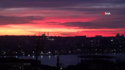 İstanbul’da gün batımı kartpostallık görüntü oluşturdu