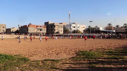 Hafter saldırılarının hedef aldığı Afrikalı göçmenler, savaşı futbolla unutuyor (2)