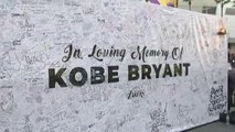 Tributo de miles de fans a Kobe Bryant en el Staples Center