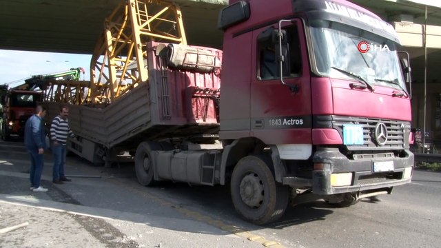 TEM bağlantı yolunda tır üst geçide takıldı