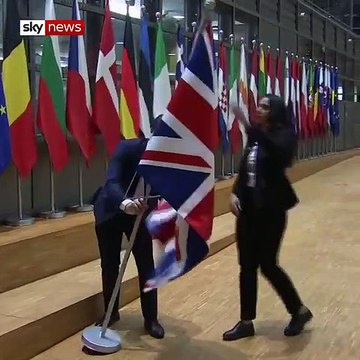 Brexit - Regardez ce moment où les institutions européennes ont commencé à retirer le drapeau britannique, à commencer par celui du Conseil européen à Bruxelles