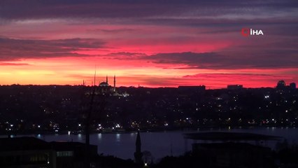 İstanbul’da Gün Batımı Kartpostallık Görüntü Oluşturdu