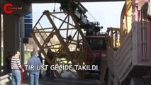 TEM bağlantı yolunda tır üst geçide takıldı