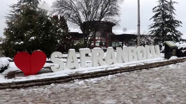 Tarihi Safranbolu konakları beyaza büründü