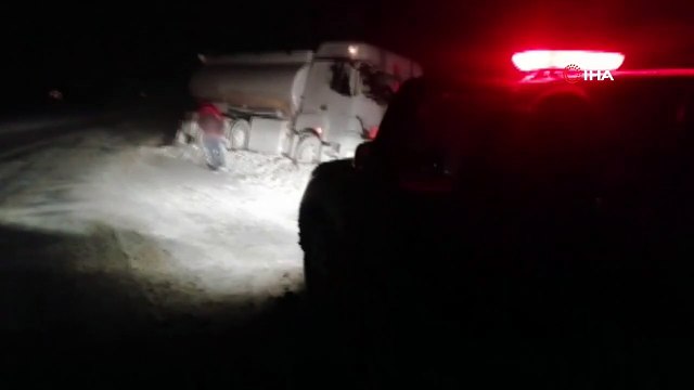 Kızılay yolda kalan sürücülerin yardımına koştu