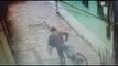 Report TV -Momenti kur 36 vjeçari me kapuç vjedh biçikletën në Tiranë, arrestohet