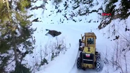 Rize özel idaresi'nin 'kar-delen' ekibi karla mücadele ediyor