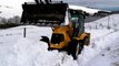 JCB clearing snow | See how JCB digs in the middle of the snow and how it makes its way through the snow. ||