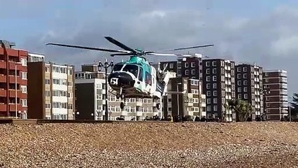 Descargar video: Air ambulance takes off from Worthing seafront