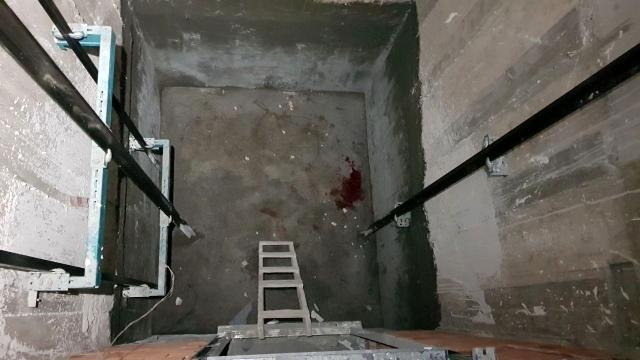 Saklambaç oynarken asansör boşluğuna düşen çocuk ağır yaralandı