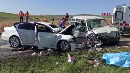 TOKAT'TA, HAFİF TİCARİ ARAÇ, OTOMOBİLLE ÇARPIŞTI: 4 ÖLÜ, 7 YARALI