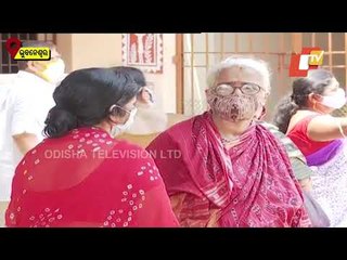 Video herunterladen: Elderly Persons Wait For A Long Period For Vaccination In Bhubaneswar