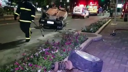 Gol atinge canteiro de flores na Av. Brasil e capota bem próximo à Catedral no Centro de Cascavel