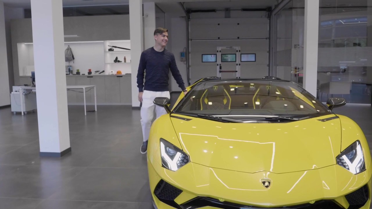 Fußballstar Paulo Dybala feiert sein 100. Tor mit einem neuen Lamborghini