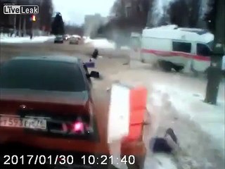 Korkunç kaza! Ambulansın içinde bulunanlar yola fırladı