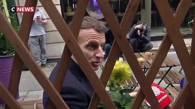 Déconfinement - Le Président Emmanuel Macron et son Premier ministre Jean Castex ont pris ce matin un café en terrasse pour illustrer un petit moment de liberté retrouvée - VIDEO