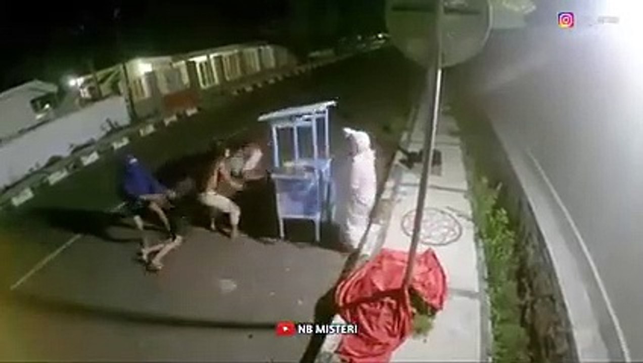 Pedagang Cilok Berubah Jadi Pocong  Prank Pocong Special