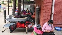 مستشفيات نيبال تعالج مرضى كوفيد في باحاتها الخارجية