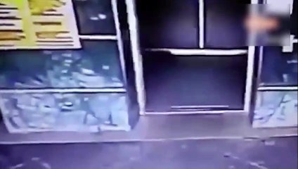 Küçük çocuğu asansörden tekme atarak kurtardı!