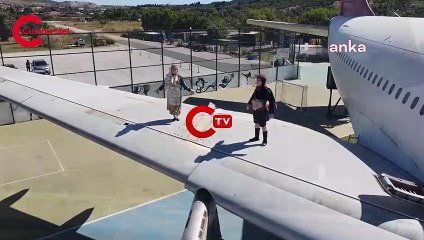 Uçak kanadında 19 Mayıs zeybeği