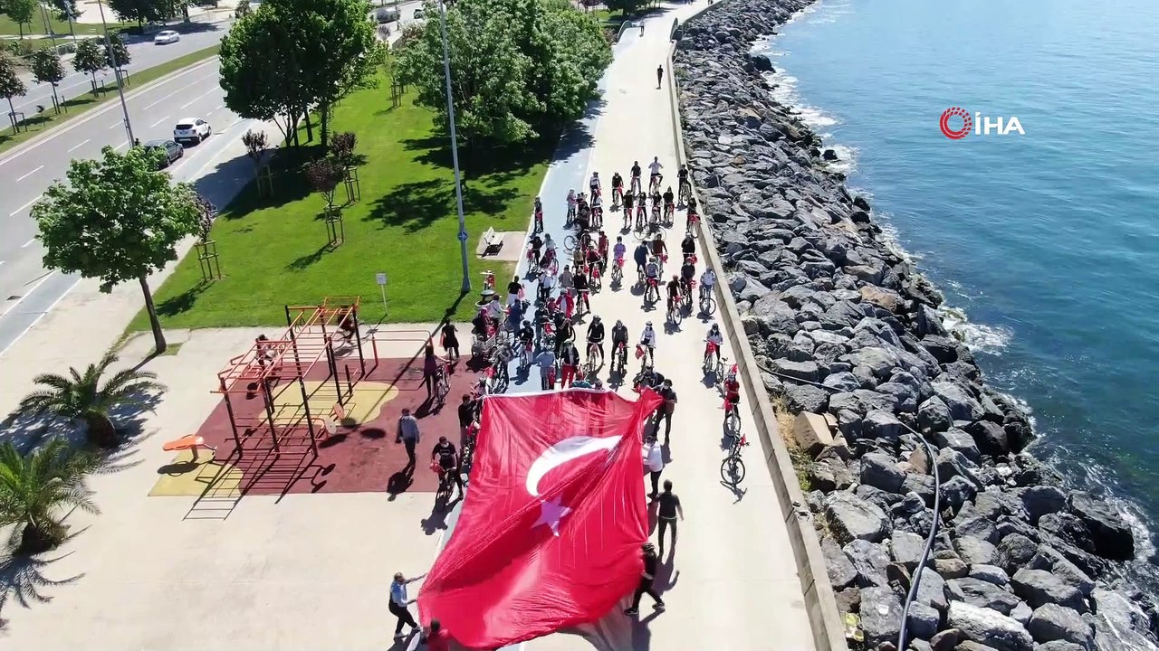 19 mayısta Türk bayraklı bisiklet korteji havadan görüntülendi