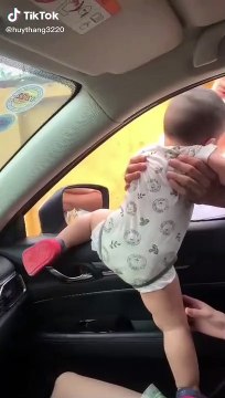 Bố làm nhiệm vụ cách ly, con khóc thét quấn không rời lúc chia tay