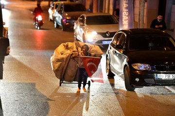 Kağıt topladığı arabası ve elinde Türk bayrağıyla 19 Mayıs tırının arkasından yaklaşık 2 kilometre koştu