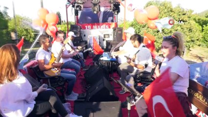 Kağıt topladığı arabası ve elinde Türk bayrağıyla 19 Mayıs tırının arkasından yaklaşık 2 kilometre koştu
