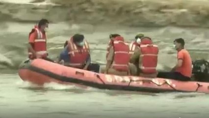 UP: Police patrol the Ganga to prevent disposal of bodies