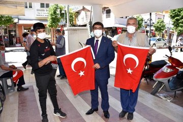 Şehzadeler'den esnafa 1919 Türk bayrağı