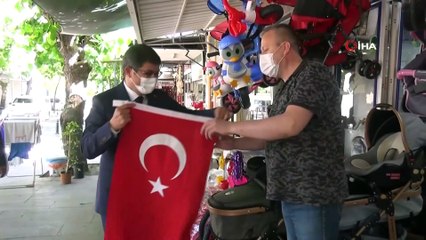 Şehzadeler’den esnafa 1919 Türk bayrağı