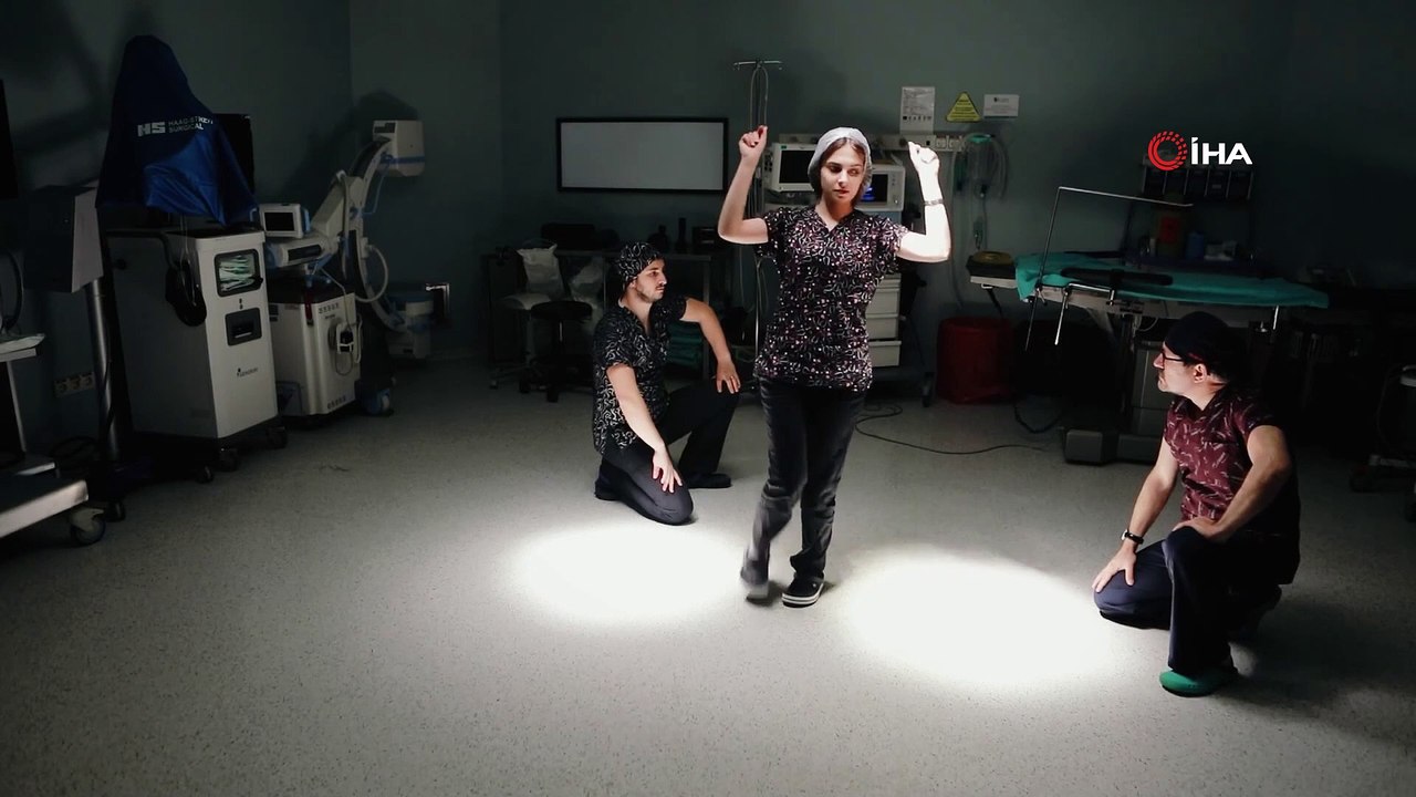 19 Mayıs coşkusunu ameliyathanede zeybek oynayarak yaşadı