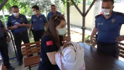 Annesinin kaldırma bıraktığı bebeğe polis sahip çıktı