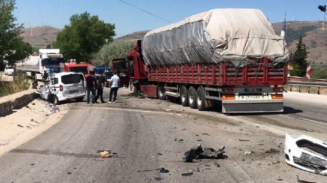 TIR’la çarpışan araç hurdaya döndü, sürücü öldü