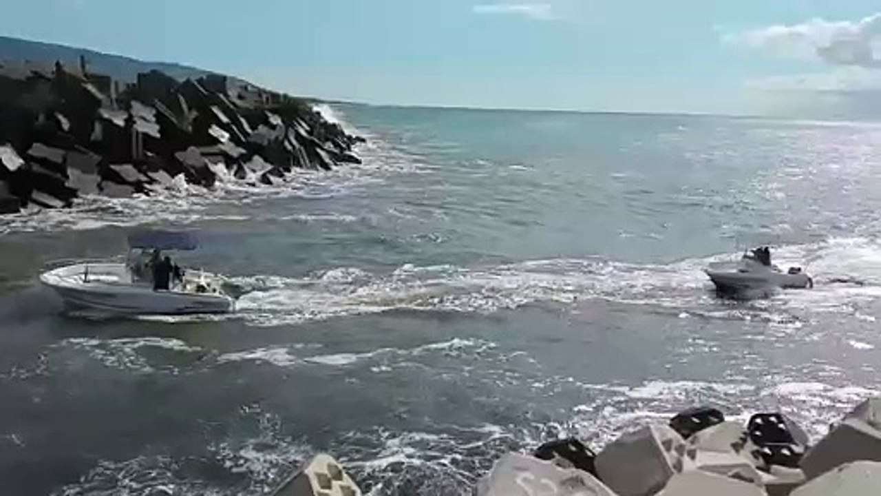 Un bateau chavire au port de Sainte-Marie