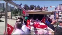 Belediye Başkanı üstü açık otobüsle tur atarak çocuklara bayrak ve oyuncak dağıttı