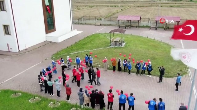 Gençler 102. yılda 102 balonu gökyüzüne bıraktı