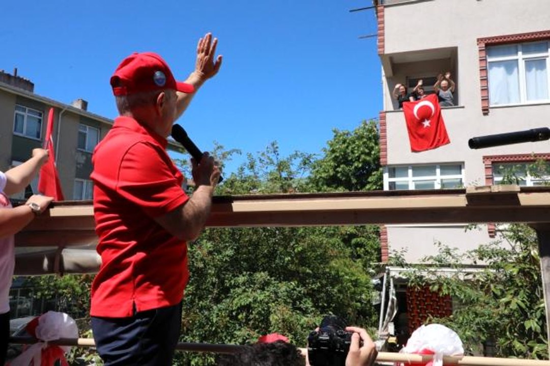 Büyükçekmece'de 19 Mayıs coşkusu balkonlara taştı