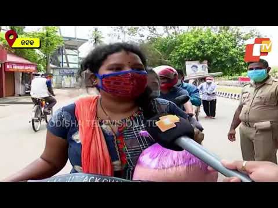 Woman Distributes Food To Needy In Cuttack