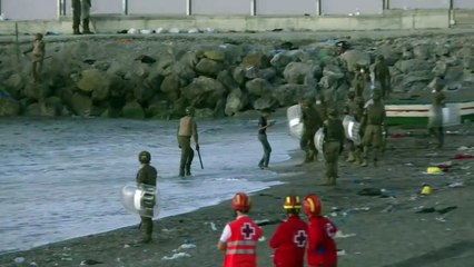 Tải video: توافد المهاجرين من المغرب على جيب سبتة الاسباني متواصل