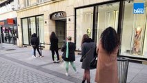 La file d'attente devant les magasins de Caen