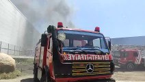 İSTANBUL - Tuzla'da lojistik firmasının deposunda çıkan yangına itfaiye ekipleri müdahale ediyor