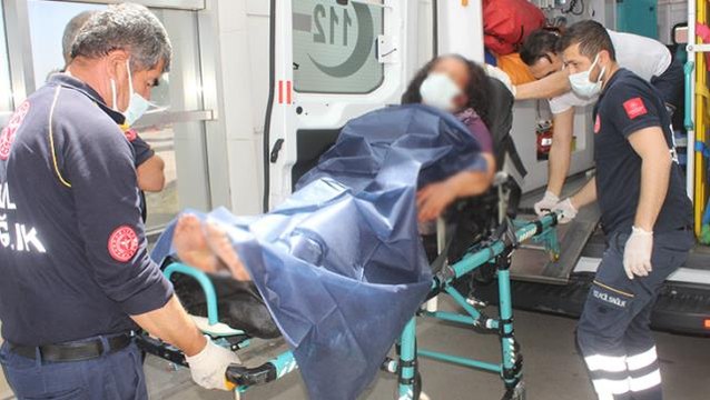 Cinnet getiren koca, 4 çocuğunun annesini satırla doğramaya kalktı