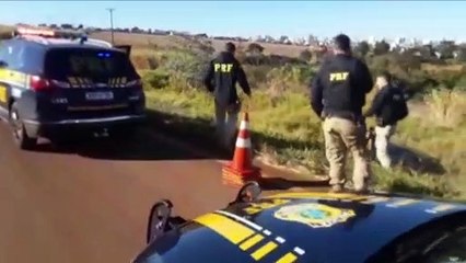 Veículo carregado com cigarros sai da pista e pega fogo na rodovia BR-467