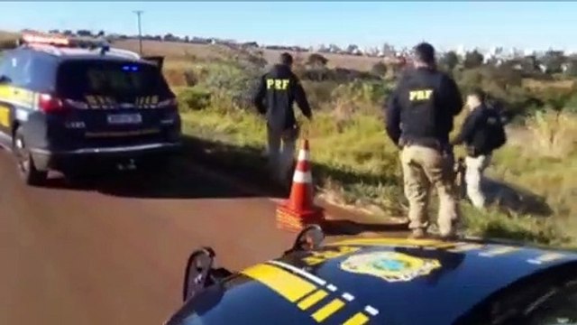 Veículo carregado com cigarros sai da pista e pega fogo na rodovia BR-467